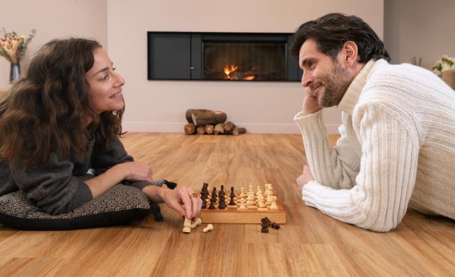 qaja_honey_couple_chess